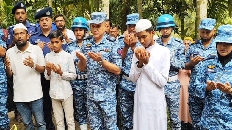 ভোলায় মাসুমা বেগমের সমাধিতে বিমান বাহিনীর শ্রদ্ধাঞ্জলি