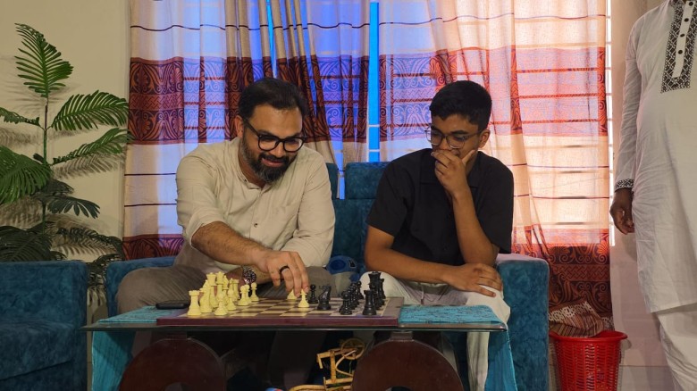 তারেক রহমানের পক্ষ থেকে দাবাড়ু মনন রেজা নীরকে আর্থিক সহায়তা দিলেন বিএনপি নেতা আমিনুল হক