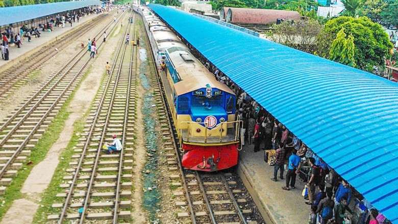 বিমানবন্দর রেলস্টেশনে ট্রেন থেকে আগ্নেয়াস্ত্রভর্তি ট্রলি ব্যাগ উদ্ধার